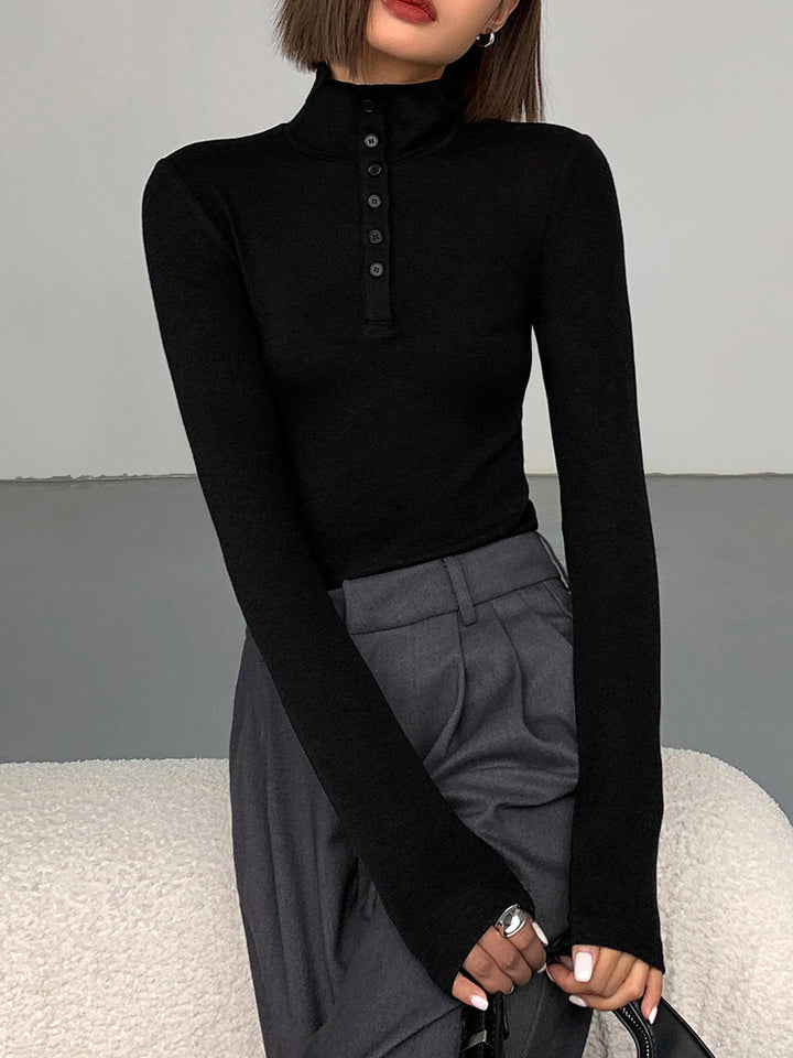 Frau in schwarzem Rollkragenpullover und grauer Hose, modisch, elegant, Herbstmode.