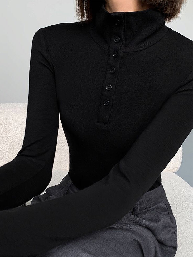 Frau in schwarzem Rollkragenpullover mit Knopfleiste, elegantes Design, Herbstmode.
