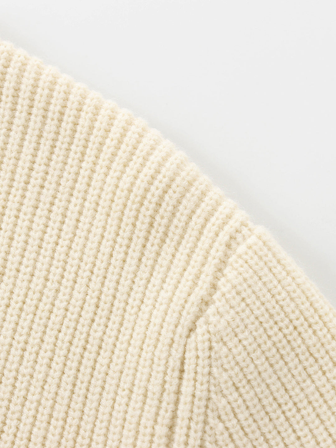 Beigefarbener Strickpullover aus Wolle, Nahaufnahme, weiches Material, modisch, warm.