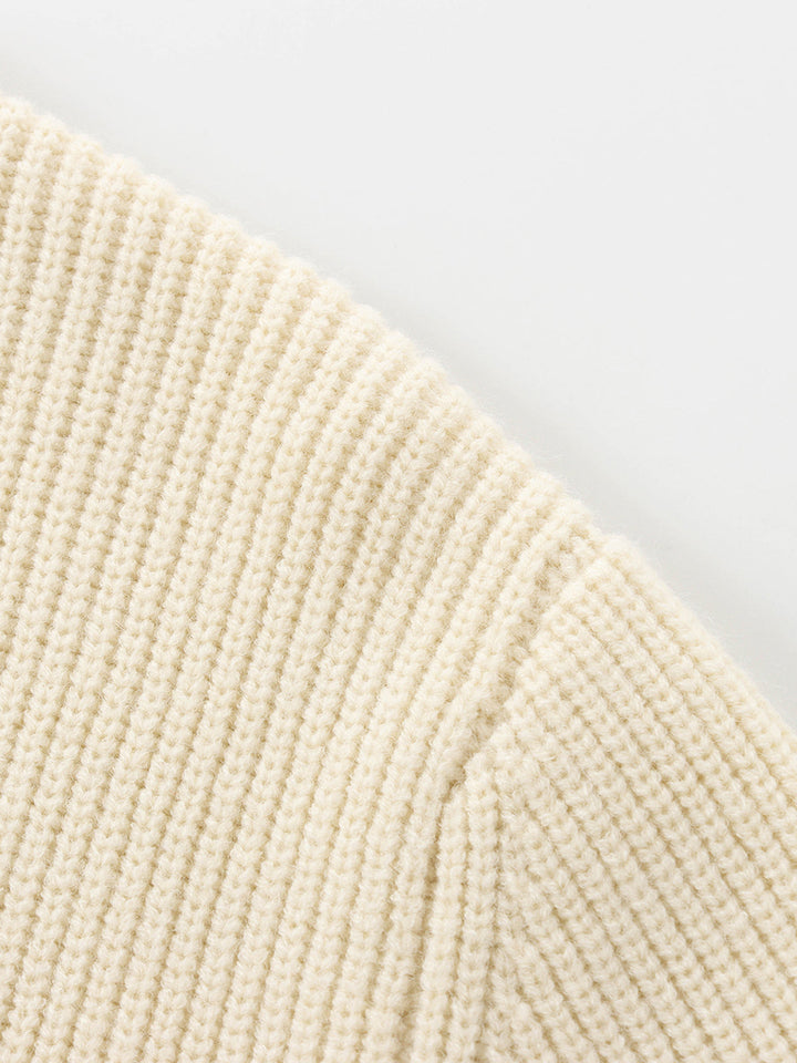 Beigefarbener Strickpullover aus Wolle, Nahaufnahme, weiches Material, modisch, warm.