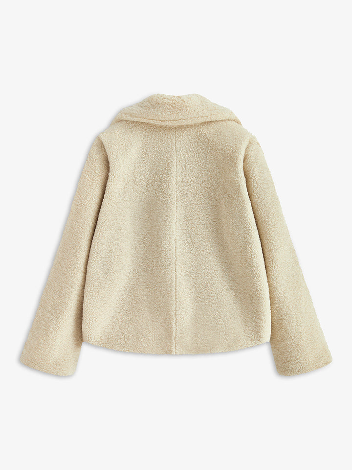 Beige Damen Teddyjacke, flauschig, warm, Wintermode, Rückansicht, modisch, gemütlich, elegant.