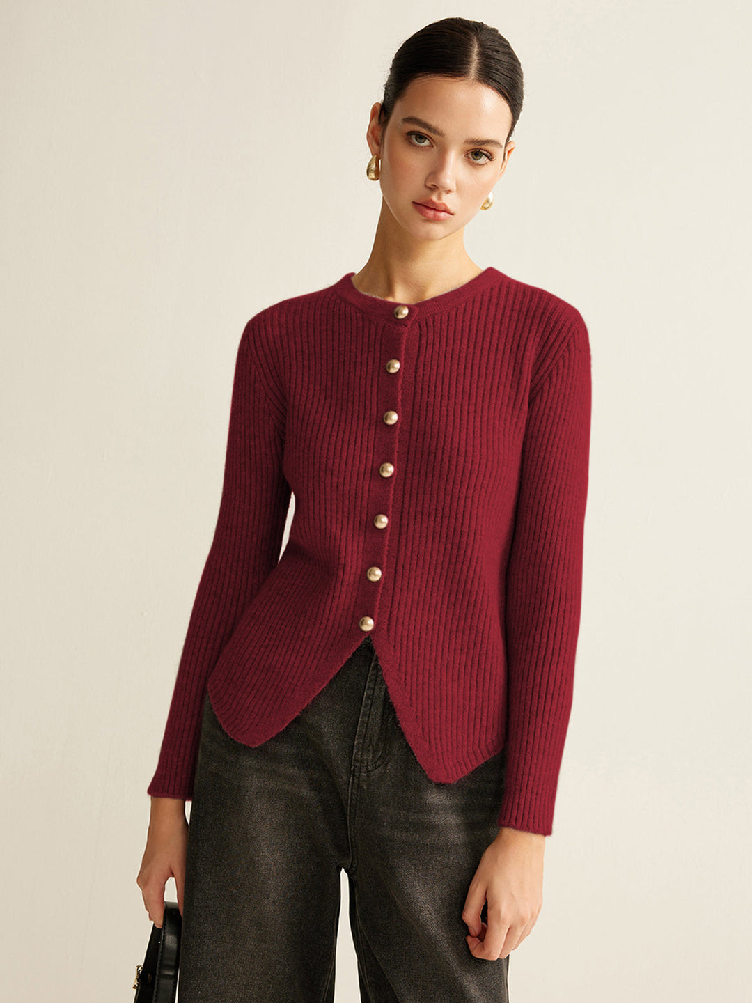 Frau in rotem Strickpullover mit goldenen Knöpfen, elegante Mode, Herbstbekleidung.