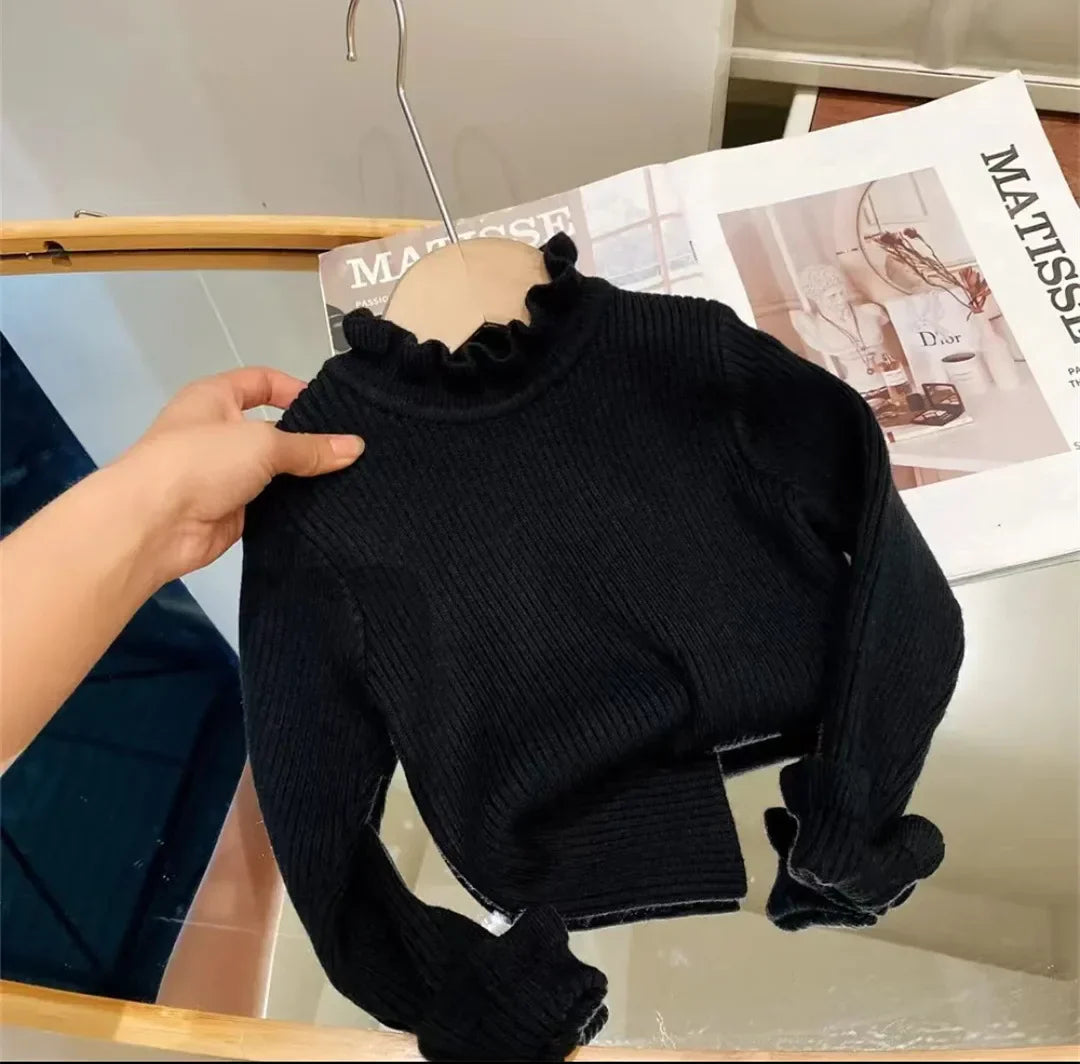 Schwarzer Strickpullover mit Rüschenkragen, Damenmode, Herbstkleidung, elegant und stilvoll.