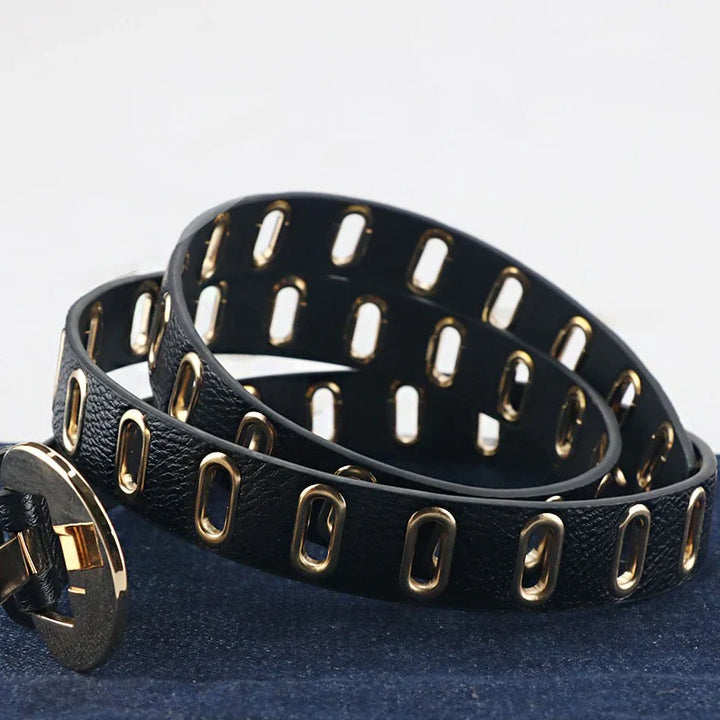 Schwarzer Ledergürtel mit goldenen Ösen, modisches Accessoire, Damenmode.