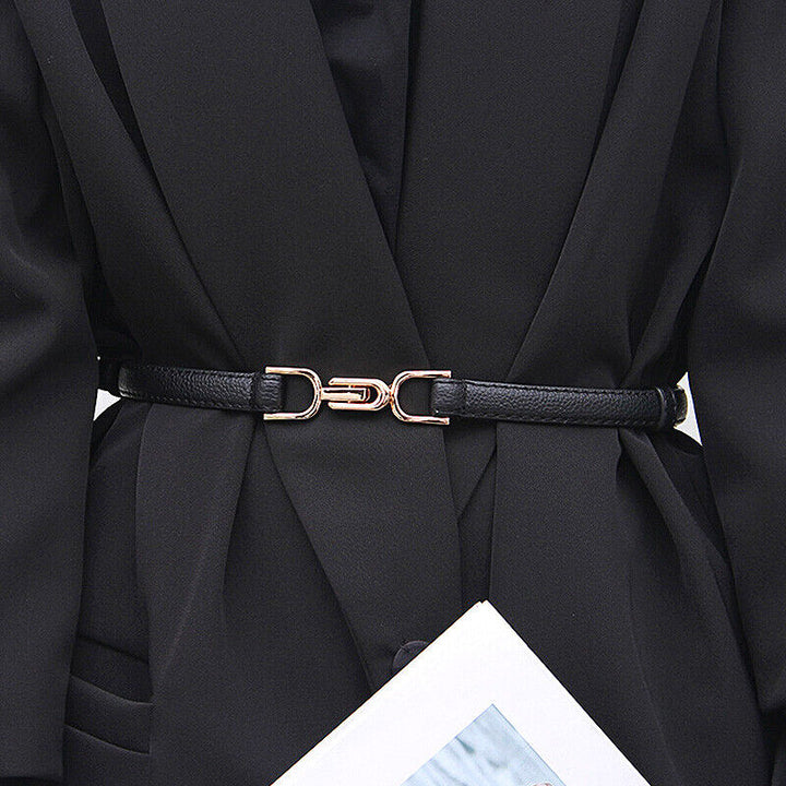 Schwarzer Ledergürtel mit goldener Schnalle, Damenmode, elegantes Accessoire, Taillengürtel.