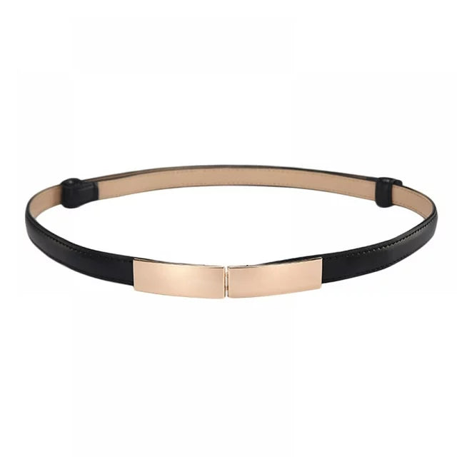 Schwarzer Ledergürtel mit goldener Schnalle, elegantes Design, Damenmode-Accessoire.