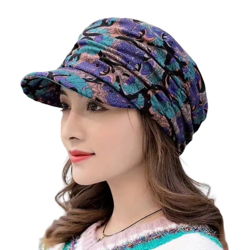 Damenmütze mit Schirm, blau-lila Blumenmuster, modisch, Herbst-Winter Accessoire.