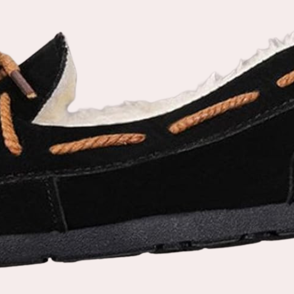 Schwarzer Wildleder-Hausschuh mit Fellfutter und braunen Schnürsenkeln, bequeme Wintermode.