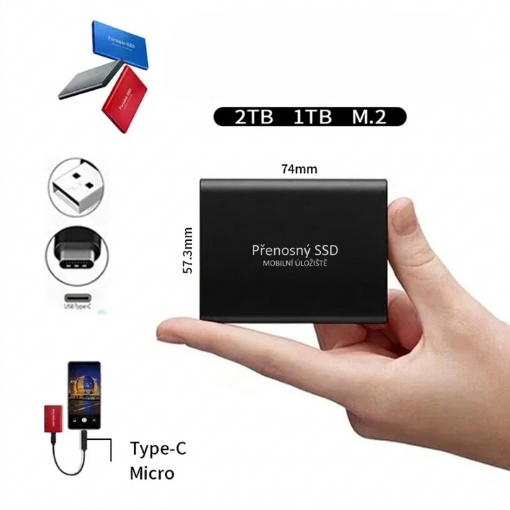 Černý SSD disk držený na dlani, s uvedenými rozměry a ukázkou připojení k telefonu 4