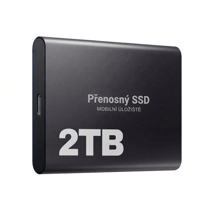 Černý SSD disk šikmo zepředu s portem USB-C na boku, na bílém pozadí 8