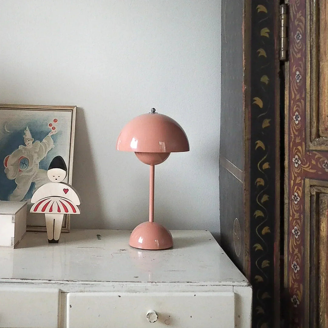 Beige Tischlampe aus Metall auf weißem Tisch, Vintage-Dekor, skandinavisches Design.