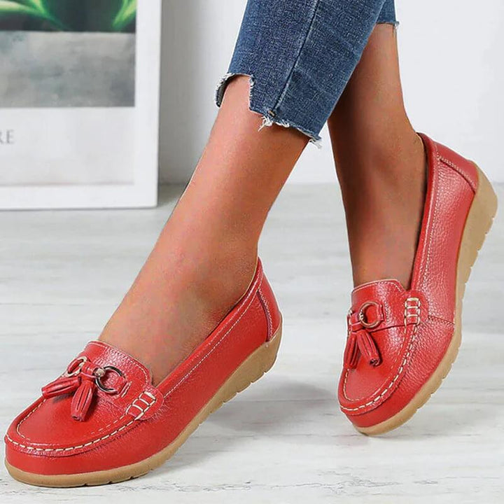 Rote Damen-Mokassins aus Leder mit Quasten, bequeme Freizeitschuhe, modisch und elegant.