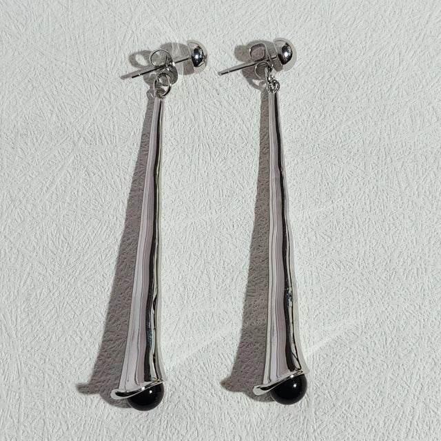 Silberne, lange Ohrringe mit schwarzem Stein, modernes Design, modische Damen-Accessoires.