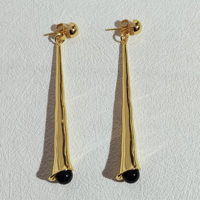 Goldene Ohrringe, Metall, schlichtes Design, Tropfenform, modischer Schmuck, Damenaccessoire.