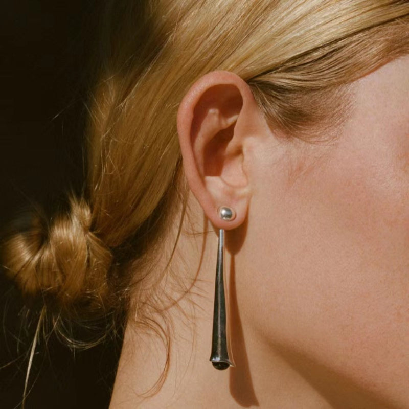 Goldene Ohrringe, schlichtes Design, modischer Schmuck, Damen, Metall, hängend, elegant.