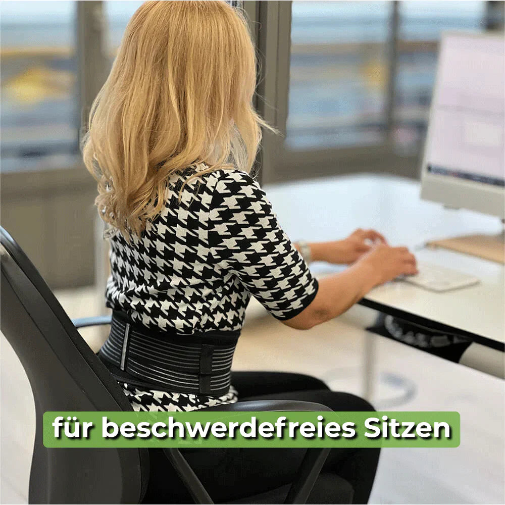 Frau mit Rückengurt am Schreibtisch, ergonomisches Sitzen, schwarz-weißes Oberteil, Büro.