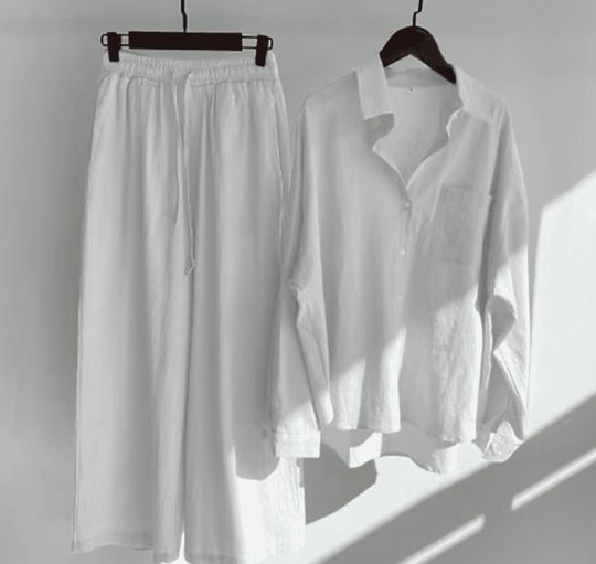 Weiße Leinenbluse und Hose Set, Damenmode, lässig, elegant, Sommerkleidung, minimalistisch.