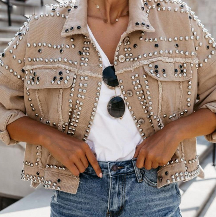 Damen Jeansjacke beige mit Nieten, modisch, lässig, Streetwear, Frühlingsmode, Trend 2023.