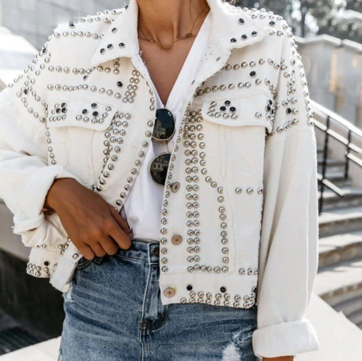 Damen-Jeansjacke weiß mit Nieten, modisch, lässig, Streetwear, Frühlingsmode.