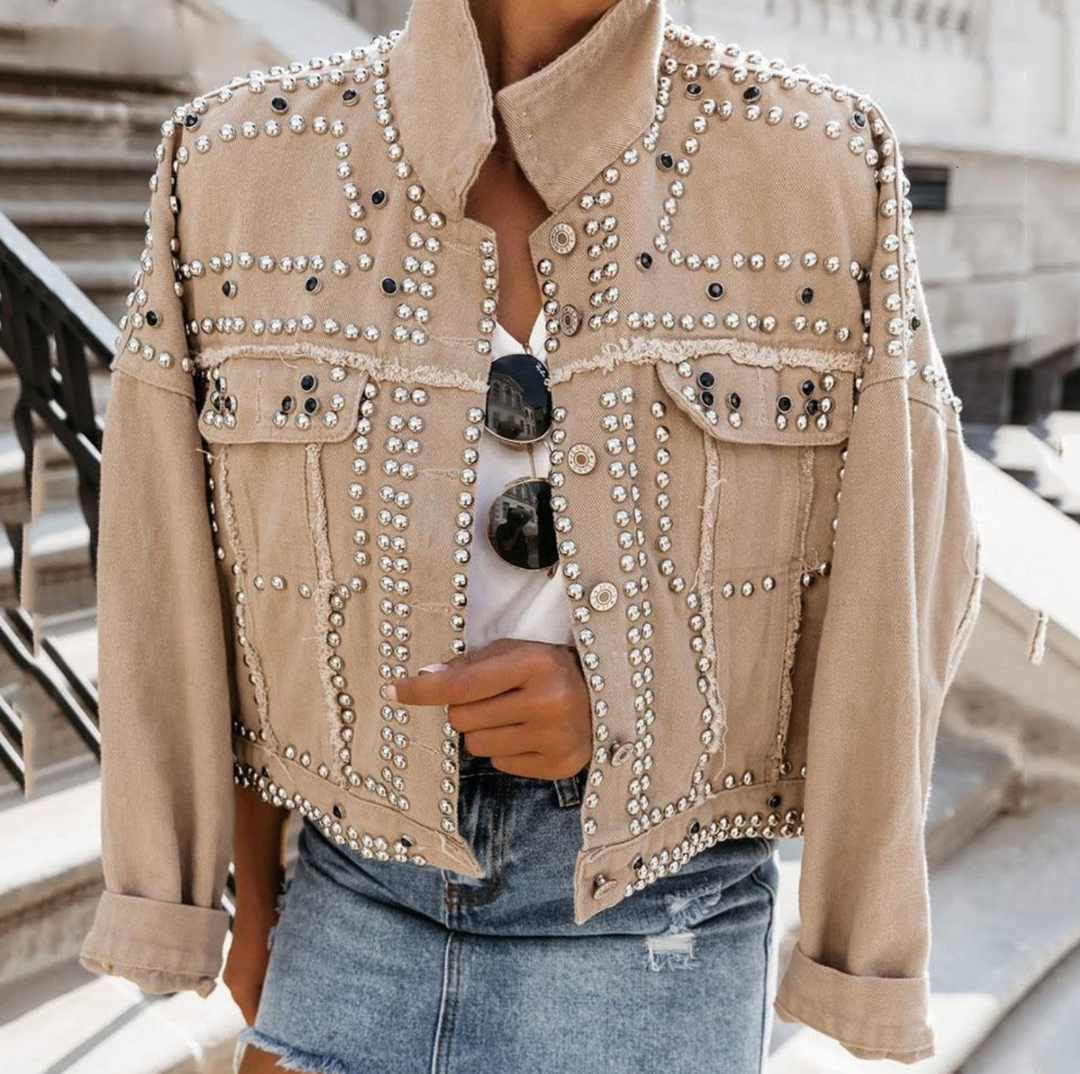 Damen Jeansjacke beige mit Nieten, modisch, lässig, Streetwear, Frühlingsmode, Trend 2023.