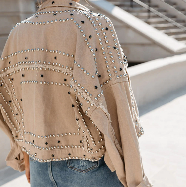 Beige Jeansjacke mit Nieten, Damenmode, lässiger Stil, Rückansicht, modisch, urban.