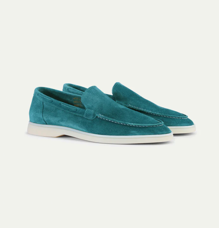 Türkise Wildleder-Slipper für Herren, elegante Freizeitschuhe mit weißer Sohle.