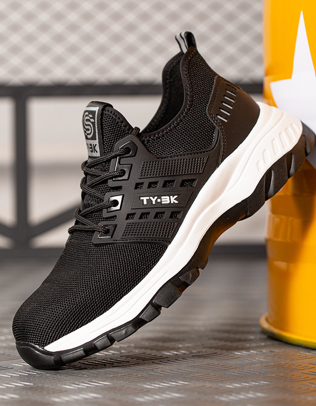 Schwarzer Sportschuh, atmungsaktiv, rutschfeste Sohle, ideal für Laufen und Fitness.