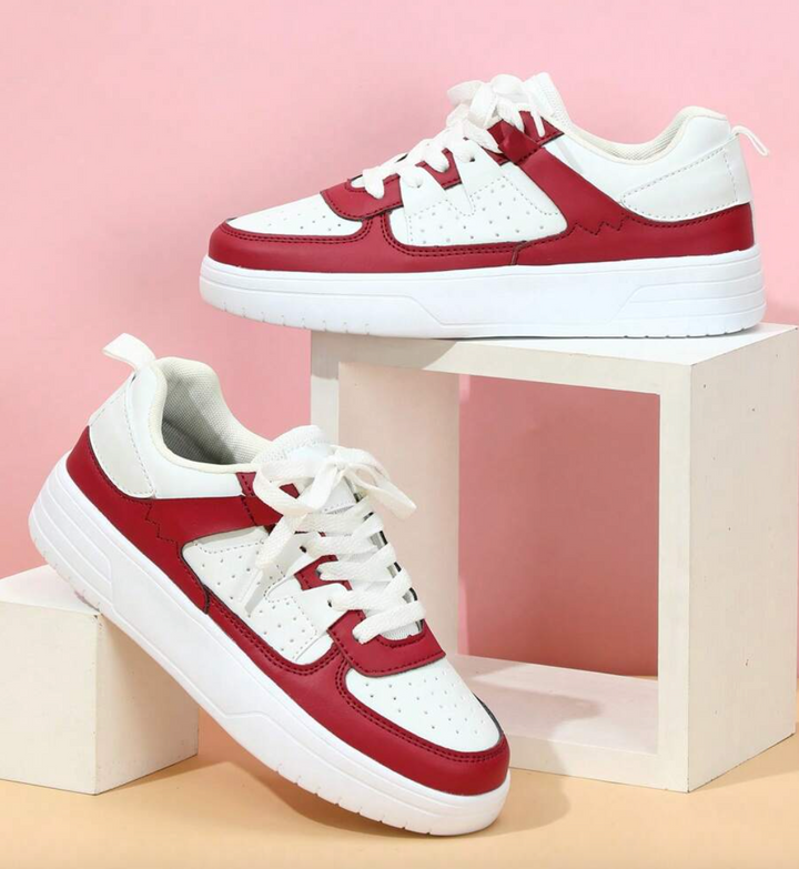 Weiße und rote Sneaker auf Podest, modische Sportschuhe, Lederoptik, Damen- und Herrenschuhe.