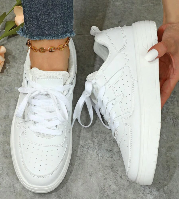 Weiße Sneaker Damen, Leder, sportlich, bequem, modisch, Freizeit, Jeans, Blumen, Hand.