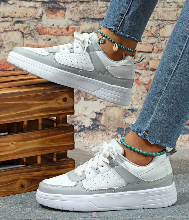 Weiße Sneaker Damen, Leder, lässig, modisch, Jeans, Holzbox, Ziegelwand, Türkis Schmuck.