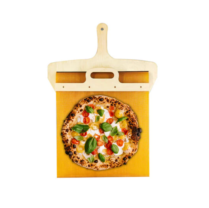 Holz-Pizzaschieber mit frischer Pizza, Tomaten, Basilikum, gelbem Untergrund, Küchenzubehör.
