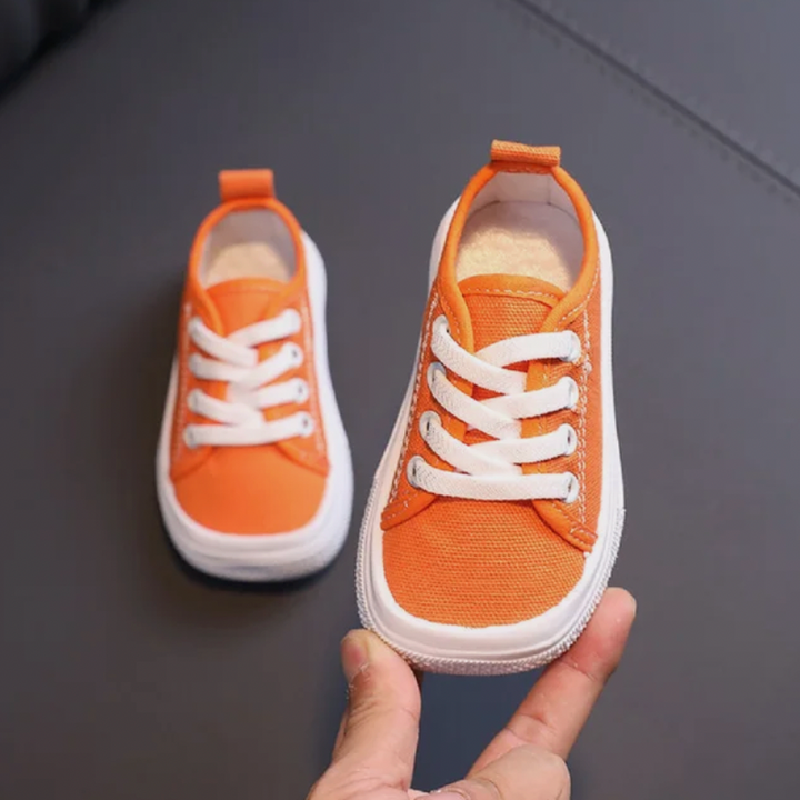 Orangefarbene Babyschuhe mit weißen Schnürsenkeln, rutschfeste Sohle, modisch und bequem.