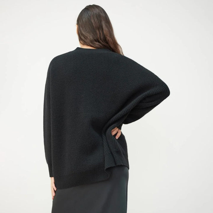 Frau in schwarzem Strickpullover, Rückansicht, lässige Mode, Herbstbekleidung.