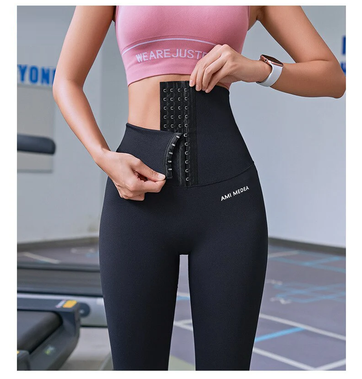 Frau in schwarzer Leggings mit hoher Taille und Hakenverschluss im Fitnessstudio.