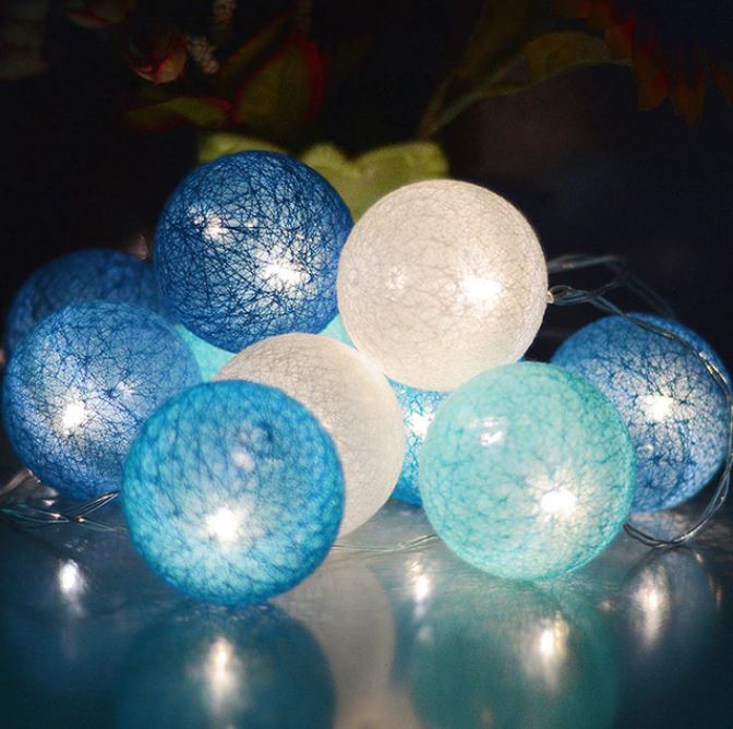 Blaue und weiße LED-Lichterkette, Baumwollkugeln, dekorative Beleuchtung, stimmungsvoll.