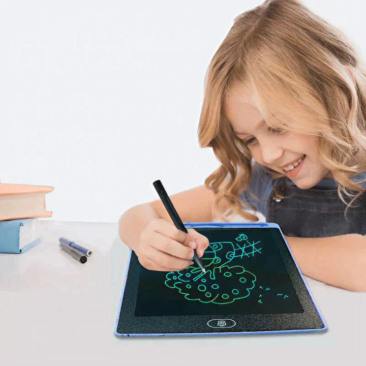 Mädchen malt auf blauem LCD-Schreibtablett, Kinderzeichnung, digitales Lernspielzeug.