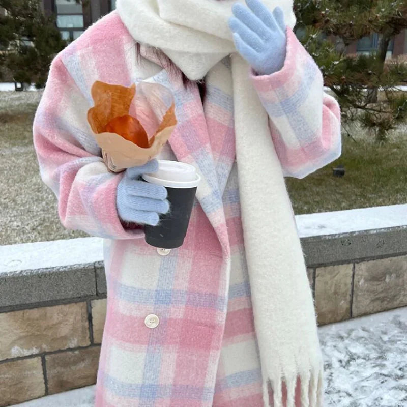 Frau im karierten Mantel mit Kaffee und Gebäck, Wintermode, rosa-blau, Schal, Handschuhe.