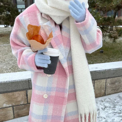 Frau im karierten Mantel mit Kaffee und Gebäck, Wintermode, rosa-blau, Schal, Handschuhe.