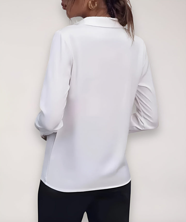 Bílá halenka na modelce v pohledu zezadu, se zadním dílem a dlouhým rukávem 6