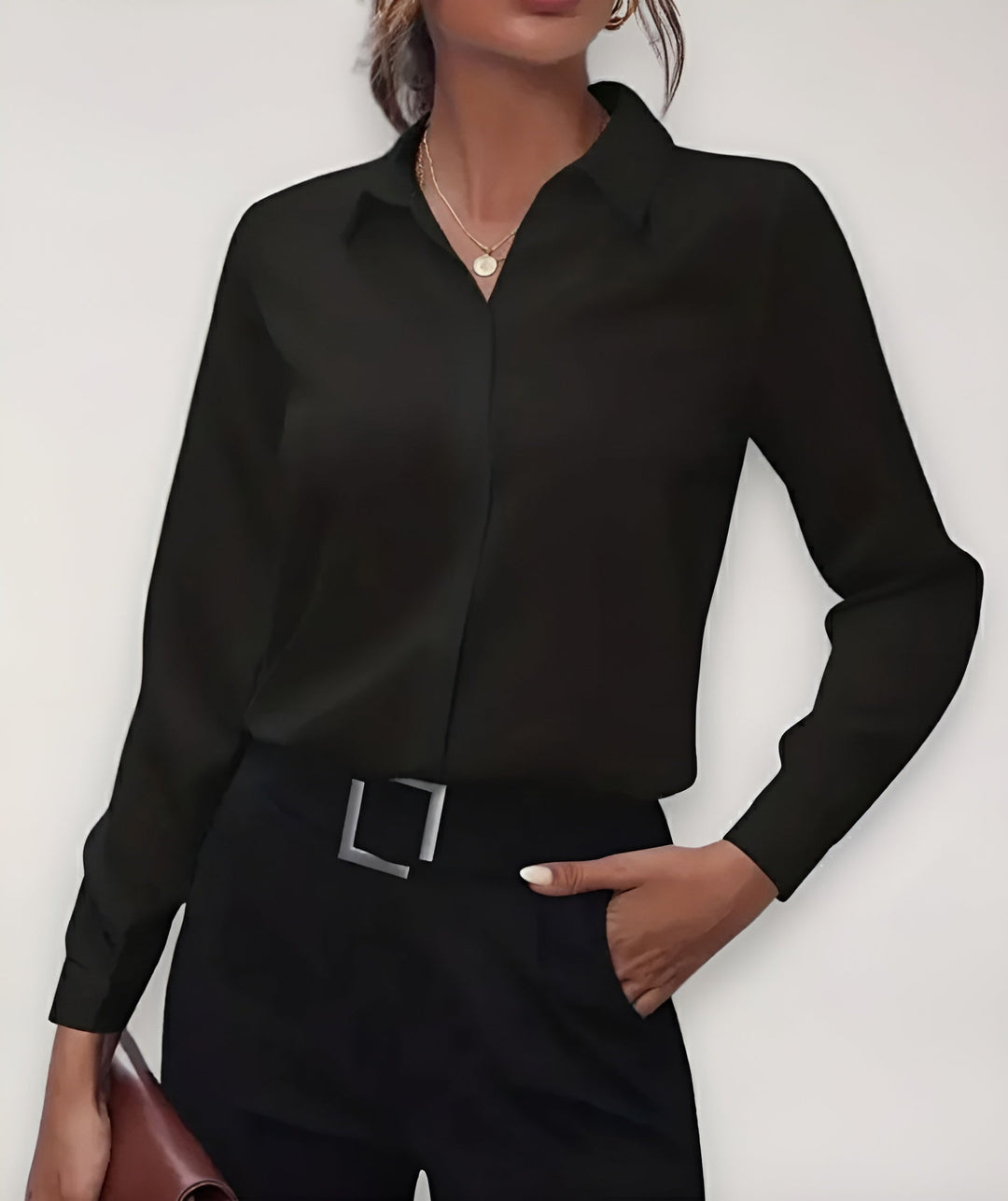 Černá halenka na modelce s černými kalhoty, rukou v kapse a hnědou kabelkou 1