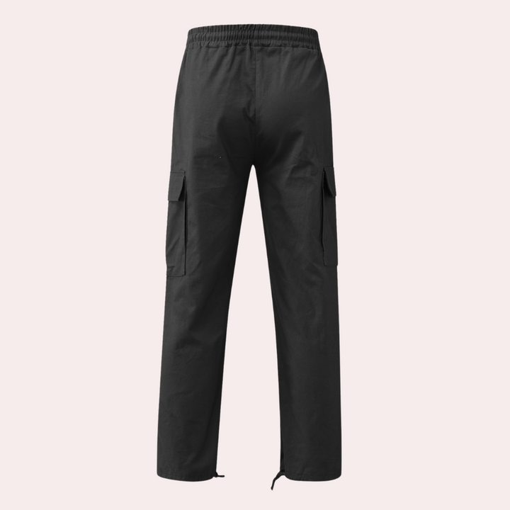 Schwarze Cargo-Hose, elastischer Bund, Seitentaschen, Herrenmode, Freizeitkleidung.