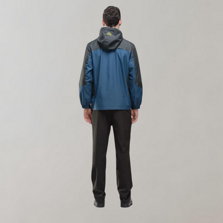 Mann in blauer Outdoor-Jacke mit Kapuze, schwarze Ärmel, Rückansicht, sportlich, wetterfest.