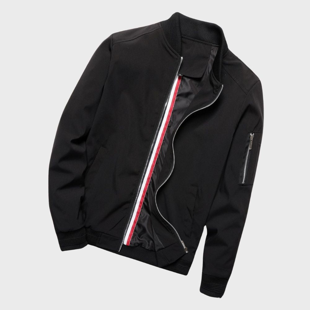 Schwarze Bomberjacke mit Reißverschluss, gestreiftem Innenfutter, Herrenmode, stylisch, modern.