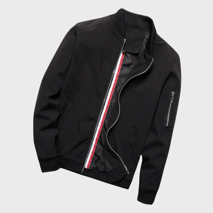 Schwarze Bomberjacke mit Reißverschluss, gestreiftem Innenfutter, Herrenmode, stylisch, modern.