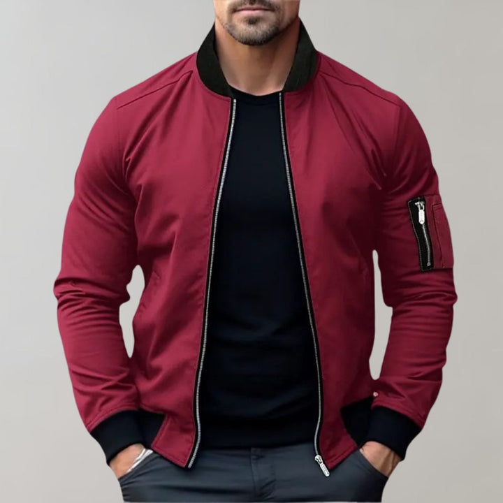 Rote Herren-Bomberjacke, Reißverschluss, schwarzer Kragen, modisch, Freizeitkleidung.