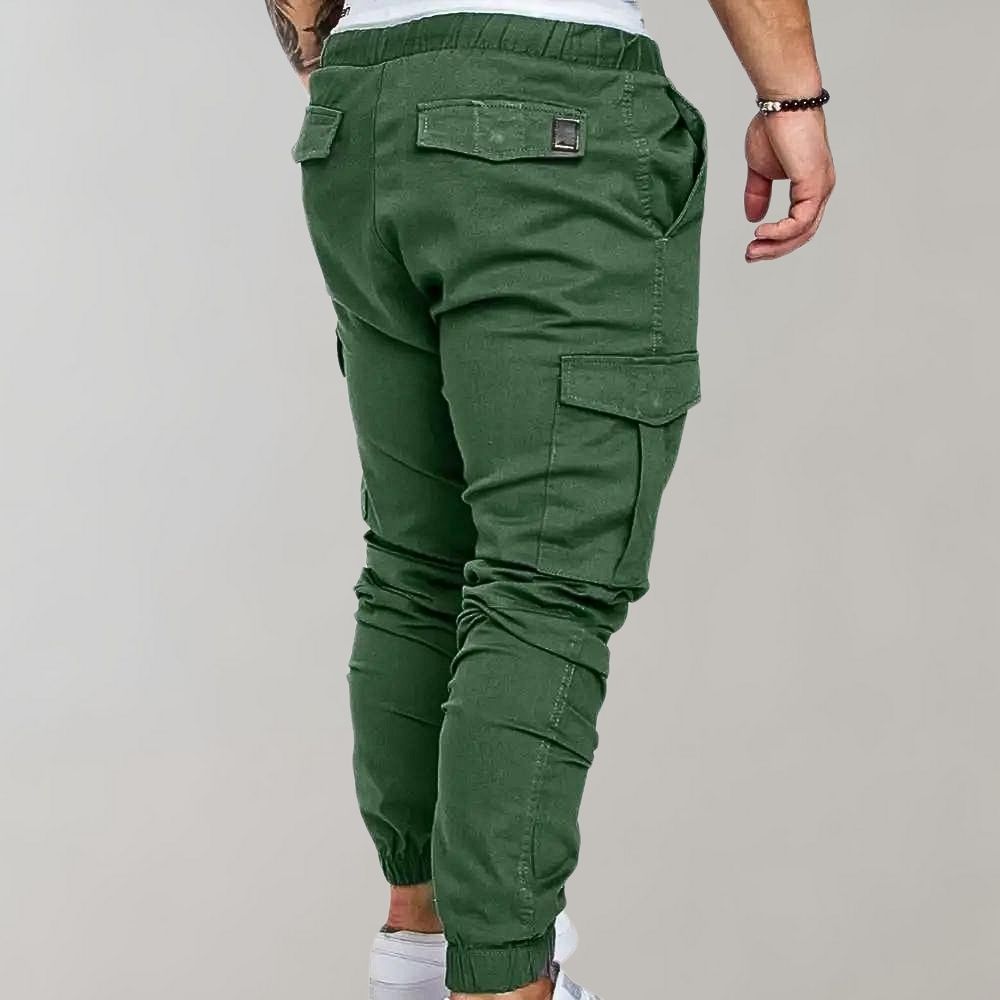 Grüne Herren-Cargohose, elastischer Bund, Taschen, Freizeitmode, Rückansicht.