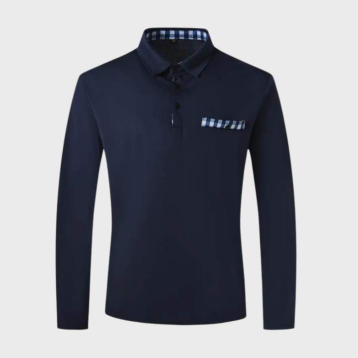 Dunkelblaues Herren-Poloshirt mit langen Ärmeln, kariertem Kragen und Brusttasche.