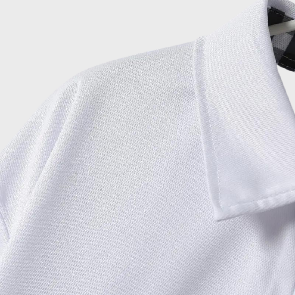Weißes Polohemd aus Baumwolle, Nahaufnahme Kragen, klassische Herrenmode, elegantes Design.