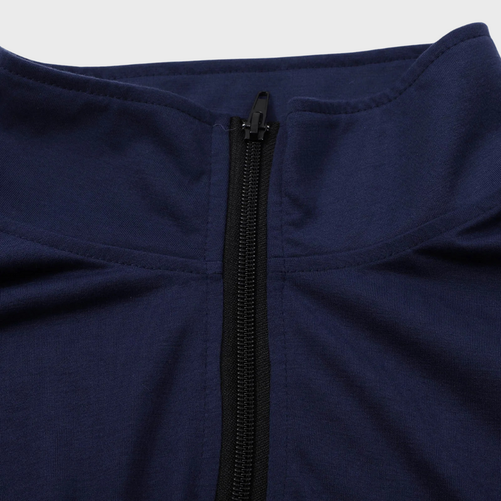 Dunkelblauer Reißverschluss-Pullover aus Baumwolle, Nahaufnahme, modisches Design, Herrenmode.