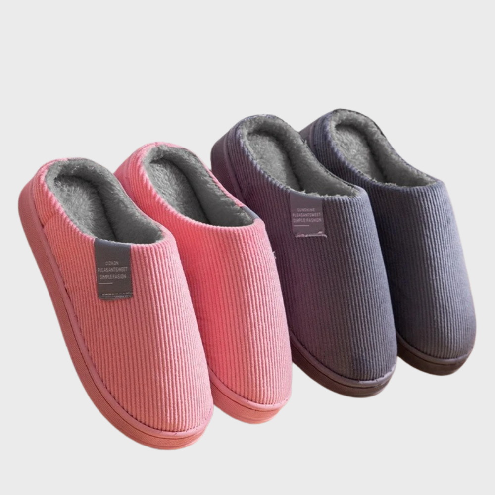 Rosa und graue Hausschuhe aus Cord mit weichem Futter, ideal für gemütliche Wintertage.
